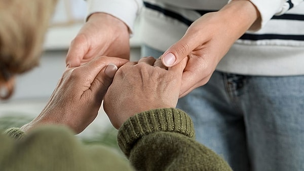 Tek yapmanız gereken işaret ve orta parmağınızı birbirine dolayıp baş parmağınızla yüzük parmağınızı da birleştirdikten sonra serçe parmağınızı hareket ettirmek.