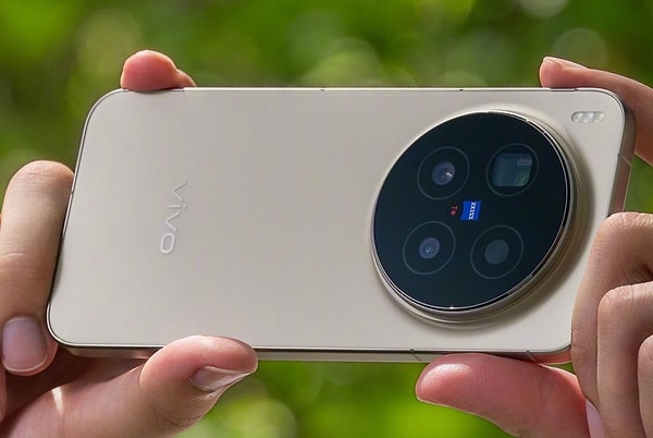 Listenin ikinci sırasında 171 puanla vivo X300 Pro yer alırken, Apple'ın en güçlü kozu olan iPhone 17 Pro, 168 puanla üçüncü sırayı OPPO Find X8 Ultra ile paylaştı.