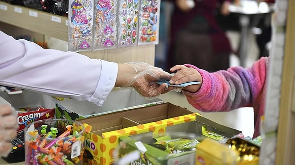 Türkiye genelindeki okul öncesi, ilkokul ve ortaokul kurumlarında çocukların beslenme alışkanlıklarını kökten değiştirecek yeni bir yasal düzenleme hayata geçiyor.