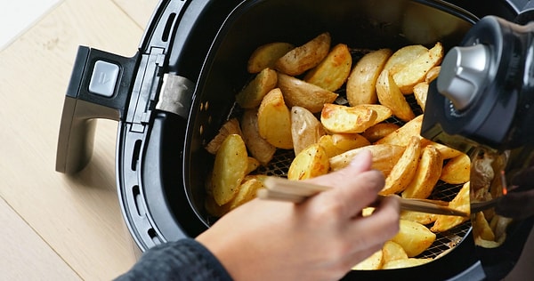 Süreç, özellikle hava fritözlerinin iç haznesindeki yiyeceklerin yapışmasını önleyen PTFE (teflon) kaplamaları odağına alıyor.