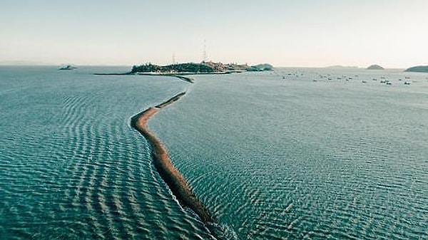 Güney Kore’nin güneybatı kıyılarında her yıl binlerce turistin akın ettiği büyüleyici bir doğa olayı gerçekleşiyor.