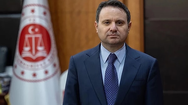 Adalet Bakanı Akın Gürlek, sosyal medya hesabı X üzerinden yaptığı paylaşımda sanal kumar baronlarına ve yasa dışı bahis çetelerine karşı Adalet ve İçişleri Bakanlığının güçlü koordinasyonuyla geçit vermediklerinden bahsetti.
