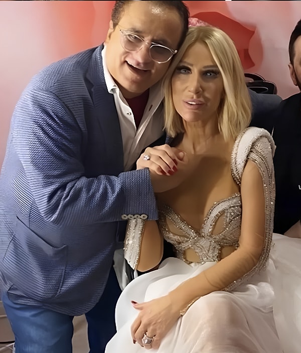 İkilinin arasındaki tansiyon, Erol Köse’nin sosyal medya hesabından Seda Sayan’a ait olduğu iddia edilen eski fotoğrafları paylaşmasıyla tırmandı.