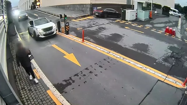 Çalışmalarını sürdüren Sarıyer Asayiş Büro Amirliği ekipleri, şüphelinin bindiği 34 TJV 54 plakalı taksiyi Büyükdere Caddesi TEM bağlantı yolunda durdurdu.