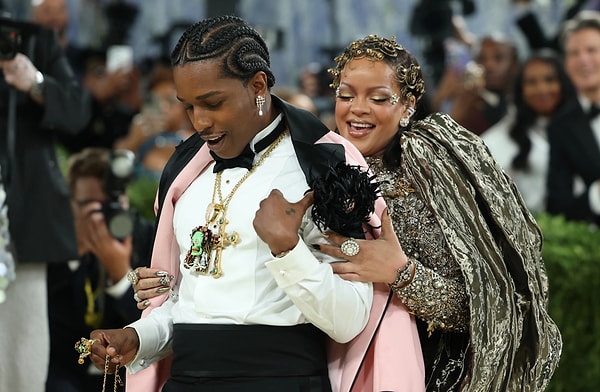 Her yıl olduğu gibi bu yıl da Met Gala, modanın sınırlarını zorlayan görünümlere ev sahipliği yaptı.