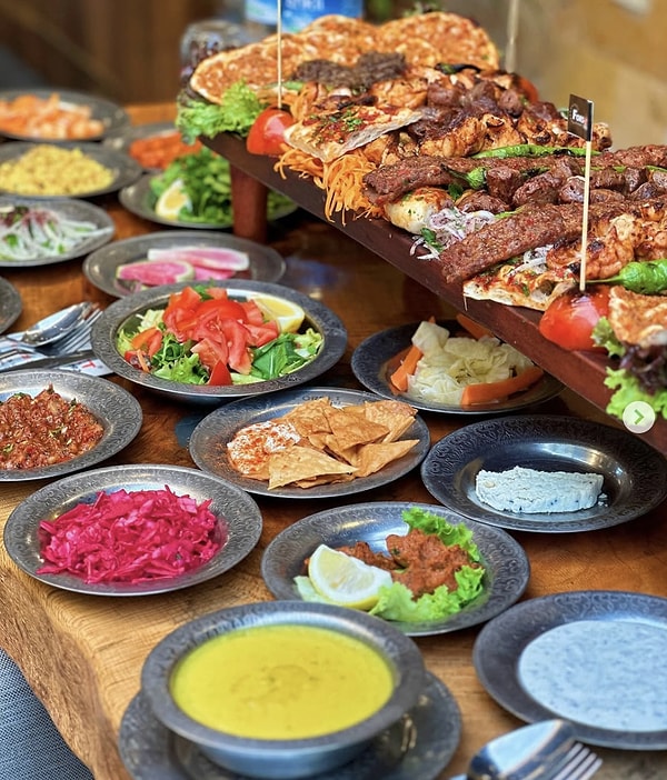 Bornova'da Restoran Seçimi: Neye Dikkat Edilmeli? - 2026