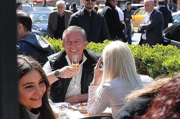 Türkiye’nin en çok konuşulan iş insanlarından biri olan Ali Ağaoğlu, yıllar boyunca yalnızca dev projeleriyle değil, magazin dünyasındaki renkli hayatıyla da adından söz ettirdi.