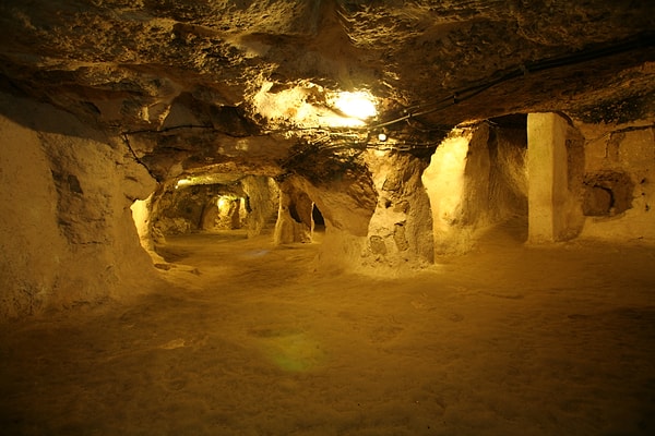 Derinkuyu Yer Altı Şehri, Nevşehir’de yer alıyor ve yaklaşık 85 metre derinliğe kadar iniyor.