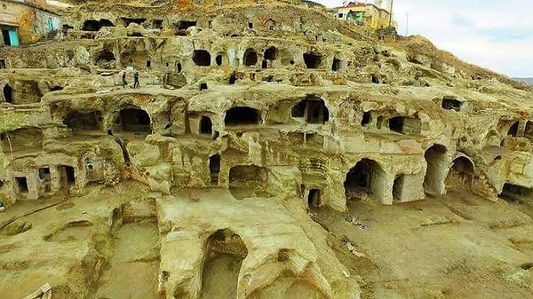 Kapadokya denince akla peri bacaları, balonlar ve taş oteller geliyor.