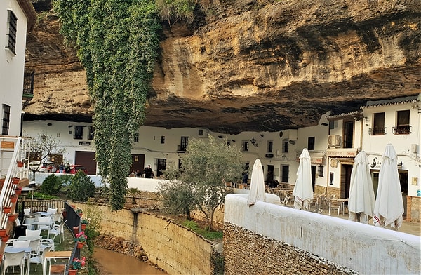 Setenil de las Bodegas, İspanya’nın Cádiz bölgesinde yer alıyor