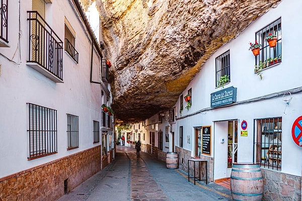 Setenil’i ilginç yapan şey, bu görüntünün yalnızca birkaç turistik noktadan ibaret olmaması.