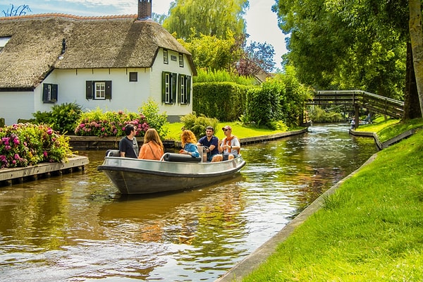 Giethoorn’un tarihi köy merkezinde araba trafiği yok.