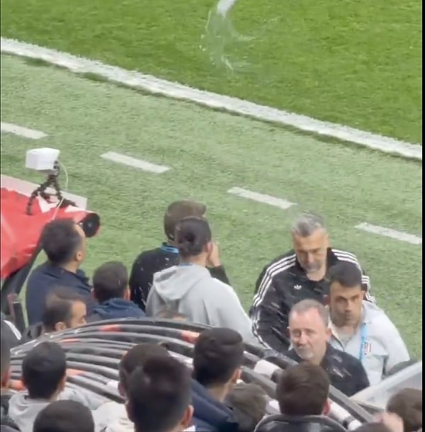 Bir taraftar Sergen Yalçın'a su şişesi fırlattı.
