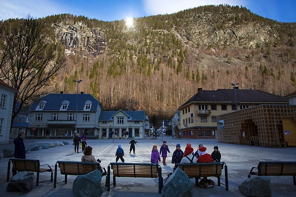 Rjukan, Norveç’in Telemark bölgesinde, dar ve dağlık bir vadinin içinde yer alıyor.