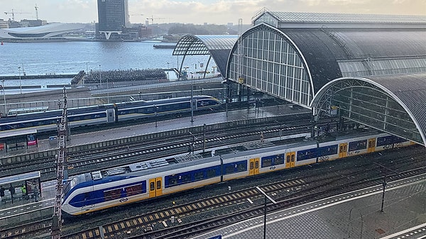 Eurostar trenleri Manş Tüneli’ni kullanarak Londra ile Paris arasında ulaşım sağlıyor.
