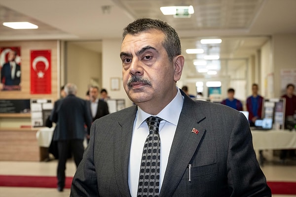 Bakan Tekin, öğretmenlerin yeni teknolojiye adaptasyona yönelik çalışmaların olup olmadığına ilişkin soru üzerine, Milli Eğitim Akademilerini branş bazlı olarak dizayn ettiklerini, mesleki ve teknik eğitim liselerinde görev yapacak branş öğretmenleri için İstanbul Haydarpaşa'daki akademinin bu konuya odaklandığını belirtti.