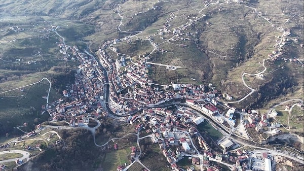 Kumru Belediyesi'nin başlattığı 'Aile Teşvik Programı' kapsamında çok çocuklu ailelere yönelik teşvikler açıklandı. Programa göre, 3'üncü çocuk ve sonrasında her çocuk için 50'şer bin lira teşvik verilecek. Ayrıca 8'inci çocuğu olan ailelere 300 bin lira ve belediyede iş imkanı sunulacak.