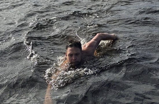Tragedy in the Canal: Man’s Leg Grows to Double Its Size After a Quick Swim