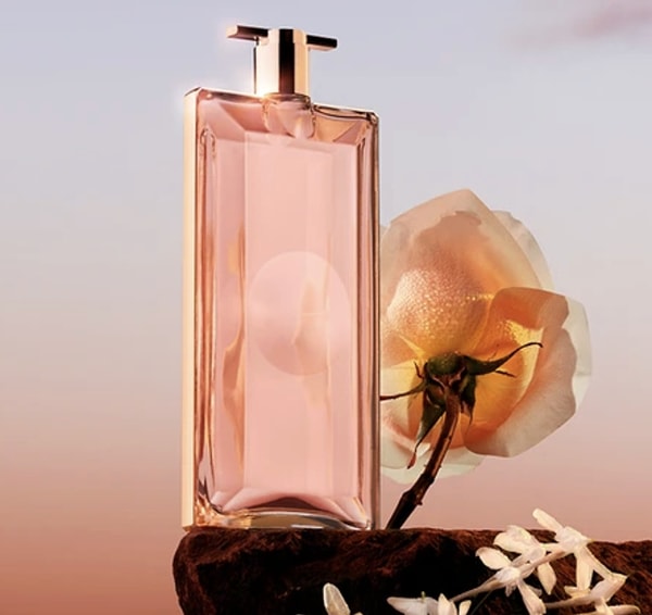Lancome Idôle Le Parfum, zarif notalarıyla annesinin imza kokusunu yenilemek isteyenleri bekliyor.
