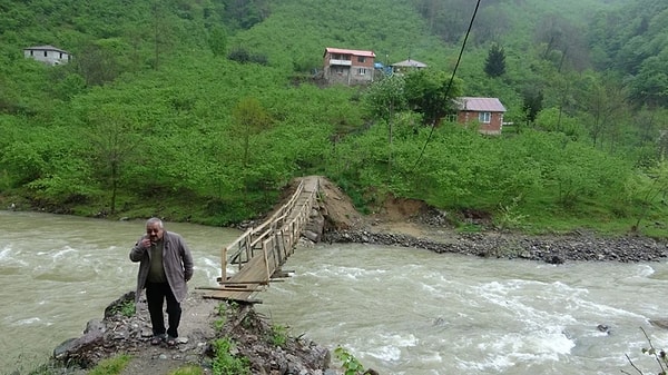Yıllardır yenilenmeyen asma köprüler, sel sularının etkisiyle daha da riskli hale geldi.
