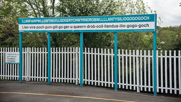Galler’deki köyün uzun adı "Llanfairpwllgwyngyllgogerychwyrndrobwllllantysiliogogogoch" şeklinde yazılıyor.