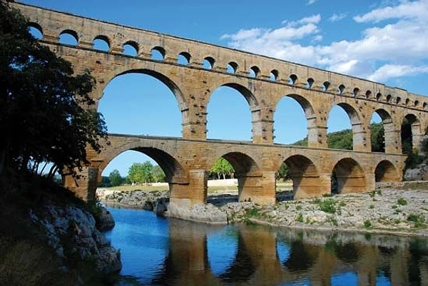 Pont du Gard'ı benzersiz kılan en temel özellik, yapımında hiçbir harç veya bağlayıcı madde kullanılmamış olmasıdır.