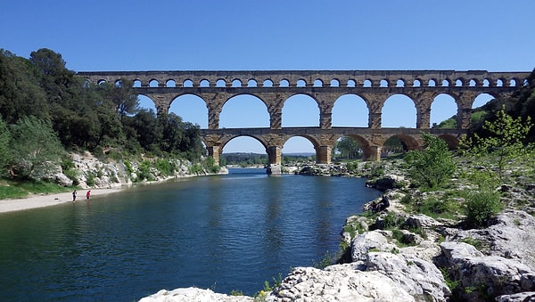 Nîmes kolonisinin su ihtiyacını karşılamak için Uzès'teki Eure kaynağından şehre uzanan 50 kilometrelik su yolunun en zorlu parçası olan bu köprü, matematiksel bir mucizeyi de barındırıyor: