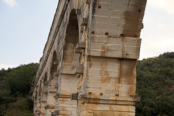 49 metre yüksekliğiyle dünyanın en yüksek Roma su kemeri köprüsü olan Pont du Gard, üç katlı kemer yapısıyla inşa edildi.