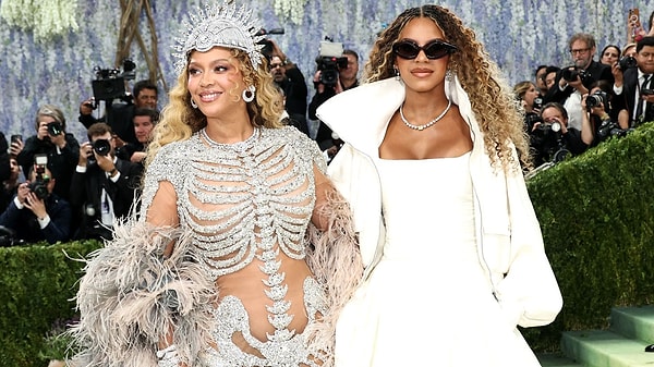 Beyonce, Met Gala kırmızı halısında Olivier Rousteing imzalı, kristallerle işlenmiş “iskelet formunda” elbisesiyle tüm gözleri üzerine çekti.