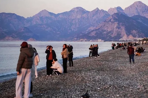 Antalya’da her yıl heyecanla beklenen Hıdırellez geleneği, bu yıl da renkli görüntülere sahne oldu.