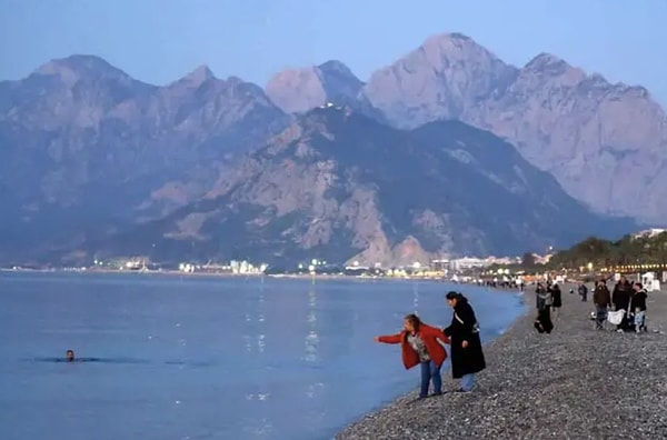 Konyaaltı Sahili ve Gençlik Parkı’na akın eden kent sakinleri ise farklı ritüelleri bir arada yaşadı: