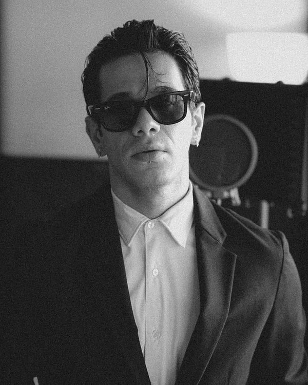 Anıl Emre Daldal, the emotive voice of Turkish alternative music, has been making headlines not only with his songs, but also with his personal life and the allegations surrounding him lately.