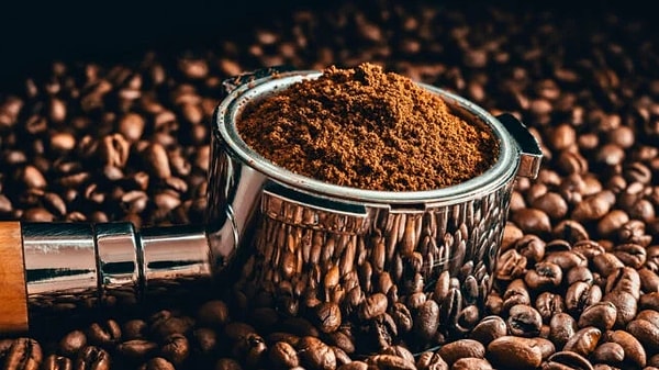 Dünya genelinde her gün tüketilen yaklaşık 2,25 milyar fincan kahve, devasa bir atık yığınını da beraberinde getiriyor.