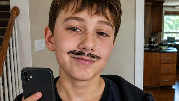 Araştırmada dikkat çeken örneklerden biri ise sahte bıyık yöntemi oldu.