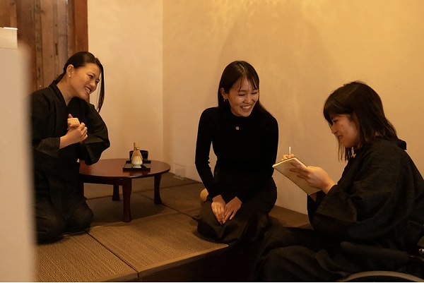 Japonya’daki bazı kafelerde konuşmak tamamen yasak.