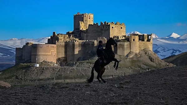 Restorasyon çalışmalarıyla korunan kale bugün önemli bir turizm merkezi olarak öne çıkıyor