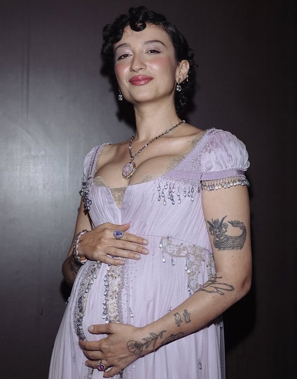 During her concert in Istanbul on April 28, 2026, Melike Şahin made a grand surprise announcement to her fans from the stage, revealing for the first time that she was expecting a baby.