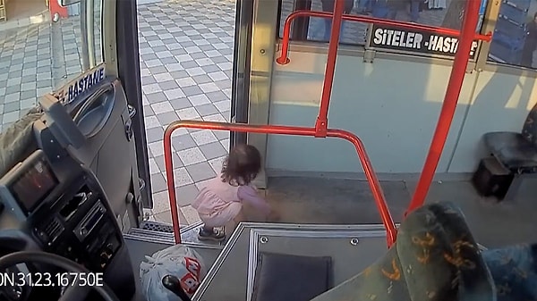 Ailesi Dükkana Girdiği Esnada Küçük Çocuk Otobüse Yöneldi