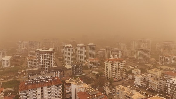 Pencereleri Kapatın, 10 Gün Sürecek! Sahra Tozu Türkiye’ye Giriş Yaptı