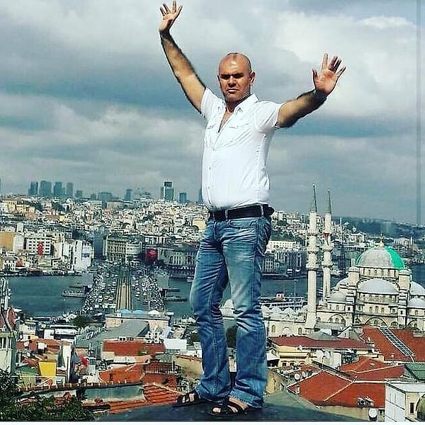 Ajdar, 2000’li yılların başında katıldığı Popstar Türkiye yarışmasıyla tanınsa da, onu asıl fenomen yapan şey kendine has müzik tarzı oldu.