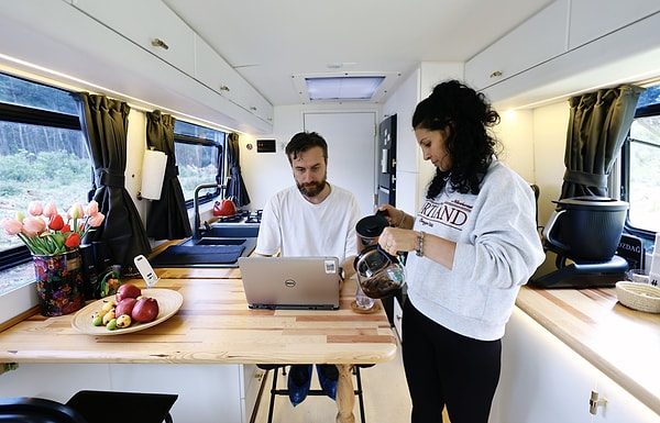 Aracın iç tasarımını bir annenin ve eşin ihtiyaçlarına göre planlayan pasta şefi Rukiye Bozdağ, projeyi bir karavanın ötesinde gördüklerini ifade etti.