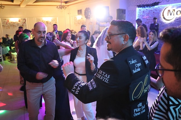 Gelin Pınar Abas ise eşinin fikrini ilk duyduğunda şaşırdığını ancak sonra desteklediğini belirterek, "Neden olmasın dedim. Belki ileride çocuklarımıza, babanız bu işin öncüsüydü diye anlatacağız" dedi.