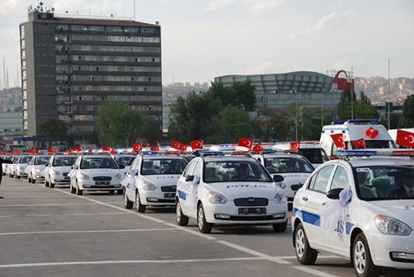 Trafik güvenliği uzmanlarının görünürlük araştırmaları, polis araçlarının renk seçiminde kritik rol oynuyor.