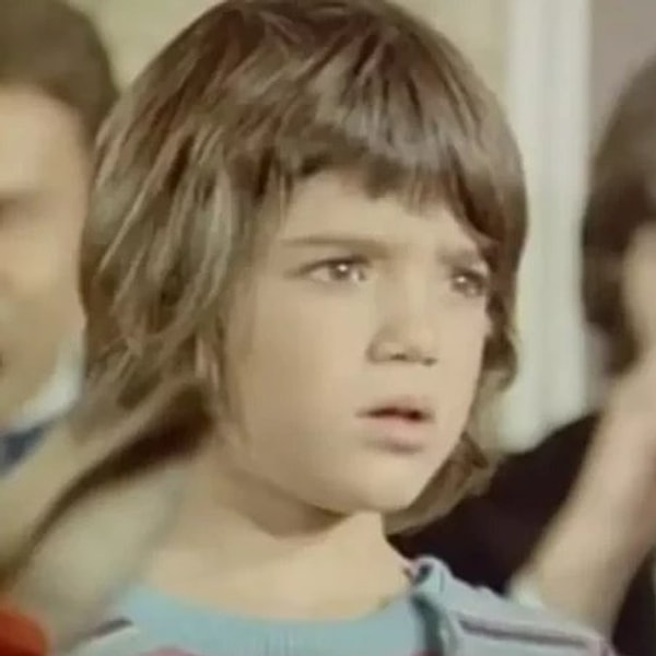 “Sezercik” karakteriyle hafızalara kazınan Sezer İnanoğlu, ilerleyen yıllarda ise oyunculuktan çok yapımcılık tarafında yer aldı.