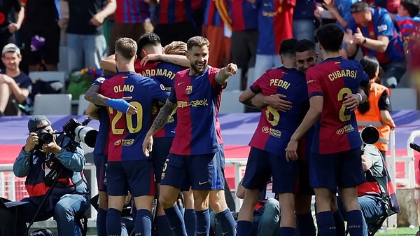 Barcelona'nın zaferi Real Madrid'e bir ağır darbe daha indirdi.
