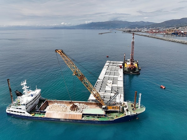 Dev bloklar deniz tabanının elli metre derinliğine hassasiyetle yerleştiriliyor