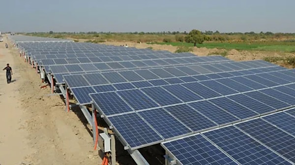 Uzmanlara göre, Gujarat'taki kanalların sadece %30'u güneş panelleriyle kaplanırsa: