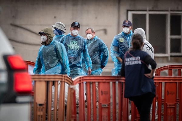 İspanya’nın güneydoğusunda yer alan Tenerife’deki Granadilla de Abona Limanı’na ulaşan ve hantavirüs vakalarıyla gündeme gelen MV Hondius gemisinde hareketli saatler yaşanıyor.