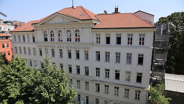 İstanbul’daki İtalyan Lisesi’nde yaşanan öğretmen grevi tam da böyle bir tartışmayı yeniden gündeme taşıdı.
