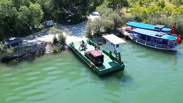 Muğla’nın dünyaca ünlü Dalyan Kanalı üzerinde feribot seferleri devam ediyor.
